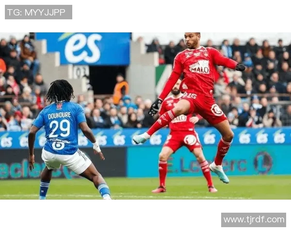 布雷斯特与克莱蒙特的激烈对决揭示法甲新赛季的竞争格局与球队实力分析